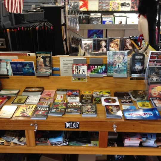 Foto scattata a Groove Riders Record Shop da Jacob W. il 5/30/2012