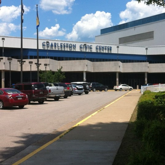 รูปภาพถ่ายที่ Charleston Civic Center โดย Dugald f. เมื่อ 6/9/2012