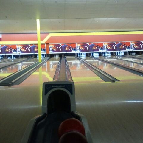 Foto tomada en Bandera Bowling Center  por Selena V. el 1/20/2012