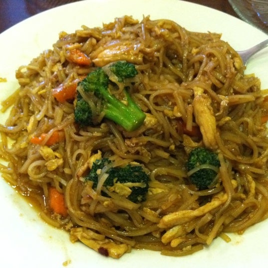 Снимок сделан в Khao Thai Restaurant пользователем Aaron D. 9/15/2011