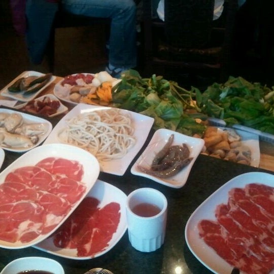 Photo taken at Fatty Cow Seafood Hot Pot 小肥牛火鍋專門店 by Kara L. on 9/3/2011