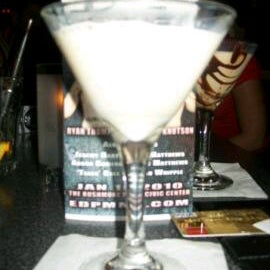 Foto scattata a 445 Martini Lounge da Becky K. il 8/19/2011