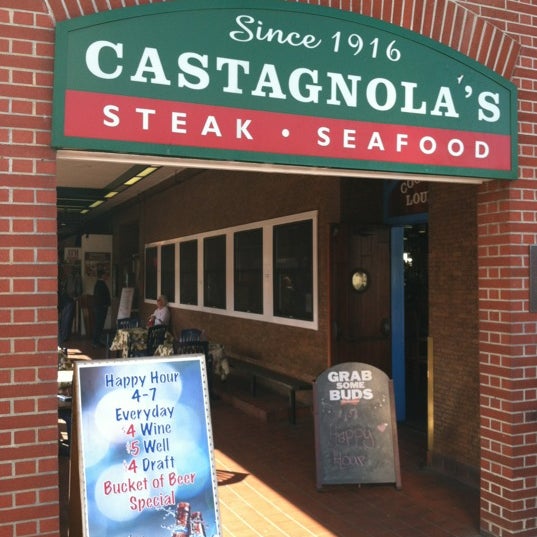 Foto tirada no(a) Castagnola&#39;s Seafood and Chophouse por 😜 Heather S. em 2/14/2012