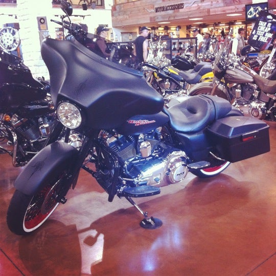 Foto tirada no(a) Longhorn Harley-Davidson por Amanda C. em 7/21/2012