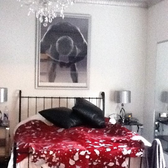 Снимок сделан в Room With A View Luxury Apartment Hotel пользователем Melisa H. 10/13/2011