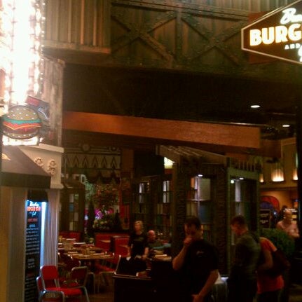 Foto tirada no(a) Broadway Burger Bar &amp; Grill por Cody G. em 11/14/2011