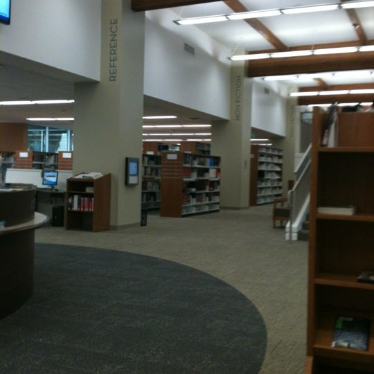 6/13/2012 tarihinde Win K.ziyaretçi tarafından Fullerton Public Library - Main Branch'de çekilen fotoğraf