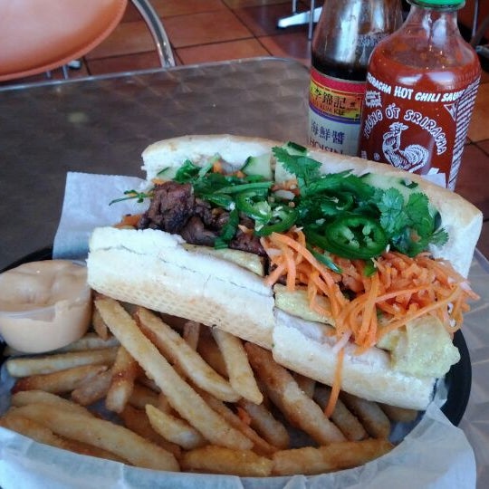 รูปภาพถ่ายที่ Bun Mi Sandwiches โดย Nick เมื่อ 1/28/2012