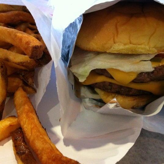 4/13/2012 tarihinde Benjamin H.ziyaretçi tarafından The Burger Garage'de çekilen fotoğraf