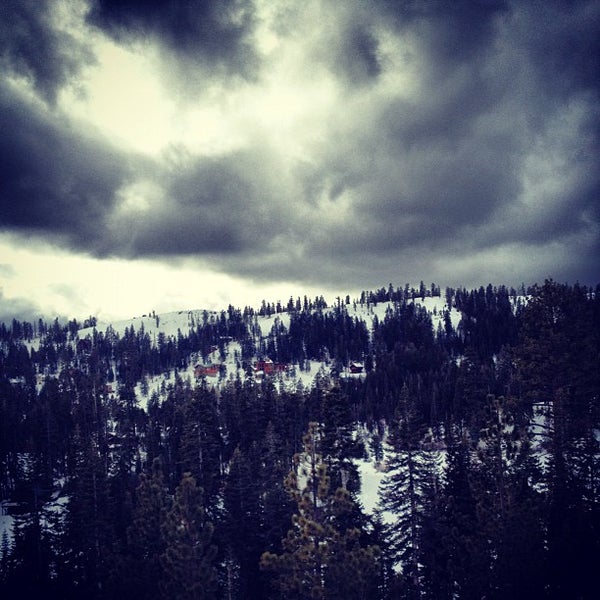 รูปภาพถ่ายที่ Bear Valley Mountain โดย Tim B. เมื่อ 2/20/2012