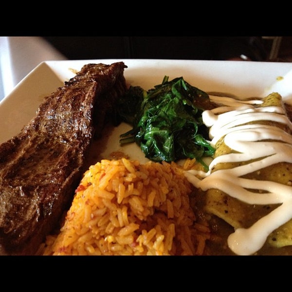 4/29/2012 tarihinde Theda S.ziyaretçi tarafından Guadalupe Bar and Grill'de çekilen fotoğraf