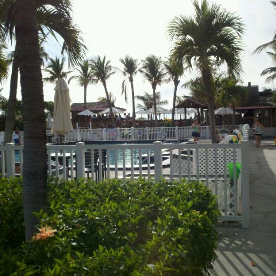 Foto tirada no(a) The Beachcomber Beach Resort Hotel por Monica R. em 1/1/2012