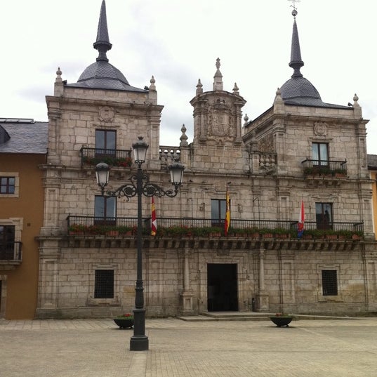 Das Foto wurde bei Ayuntamiento de Ponferrada von Victor S. am 7/25/2011 aufgenommen