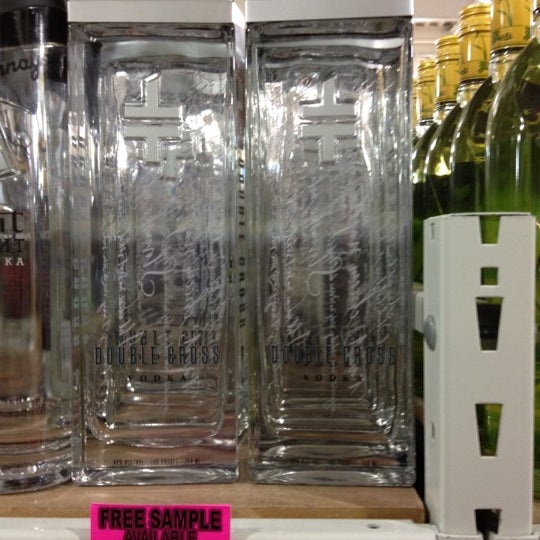 5/15/2012 tarihinde L A.ziyaretçi tarafından Westchester Wine Warehouse'de çekilen fotoğraf