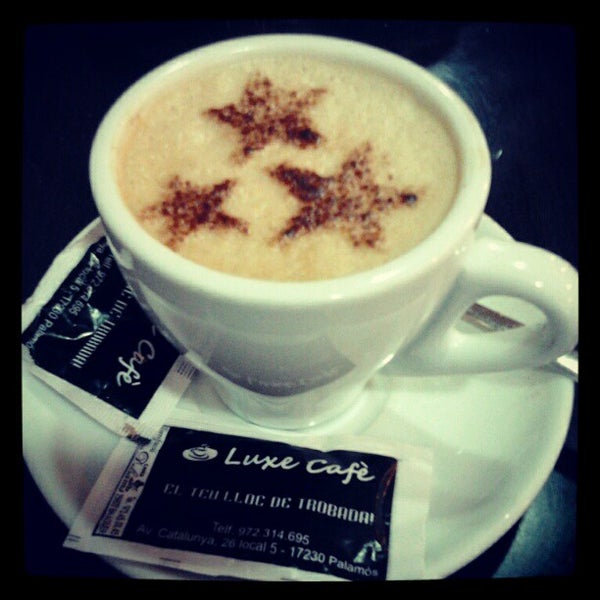 Foto tirada no(a) Luxe Cafè por Ari H. em 4/9/2012