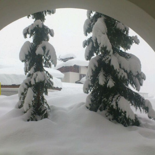 Das Foto wurde bei Arabella Hotel Waldhuus Davos von Grigoriy M. am 1/5/2012 aufgenommen