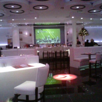 Foto diambil di Silhouette Restaurant &amp; Lounge oleh Franklin B. pada 12/2/2011
