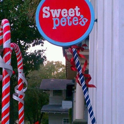 Photo prise au Sweet Pete&#39;s- Pure, Simple Sweets par S.D. M. le12/29/2011