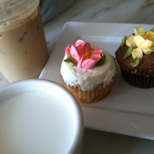 รูปภาพถ่ายที่ Cupcake Cafe โดย Crystal H. เมื่อ 9/4/2011