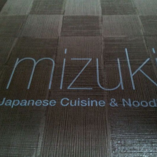 รูปภาพถ่ายที่ Mizuki Japanese Cuisine &amp; Sushi โดย Vincent D. เมื่อ 11/20/2011
