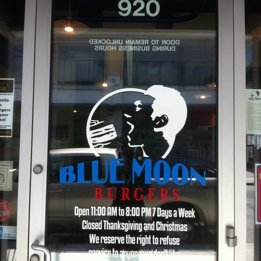 Photo taken at Blue Moon Burgers Fremont by F on 4/30/2011