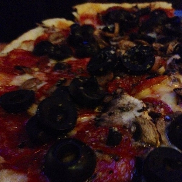 Снимок сделан в Patxi&#39;s Pizza пользователем Kirk W. 10/27/2011