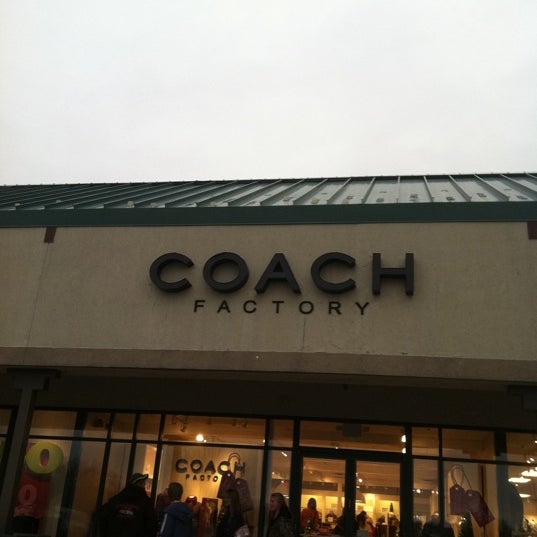Coach outlet. Coach Outlet логотип.