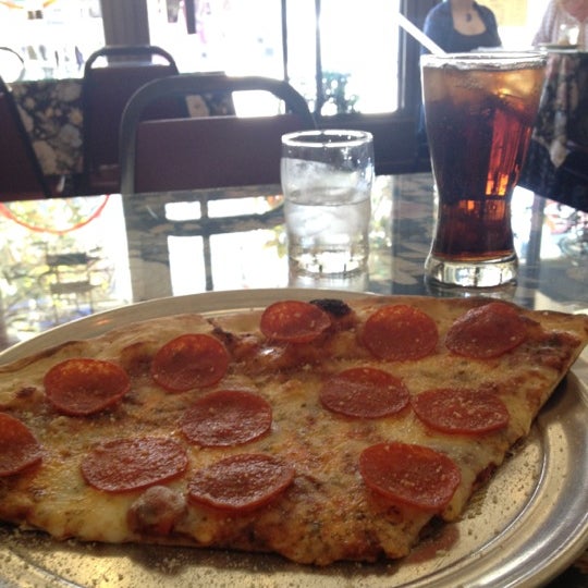Снимок сделан в Victor&#39;s Pizza пользователем Eric G. 6/11/2012