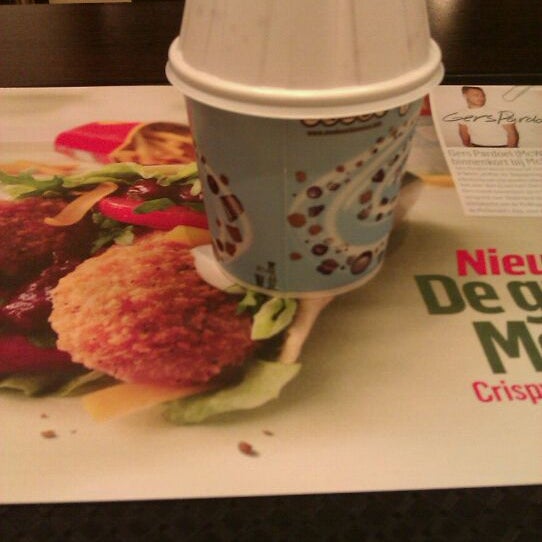 รูปภาพถ่ายที่ McDonald&#39;s โดย naomi d. เมื่อ 3/13/2012