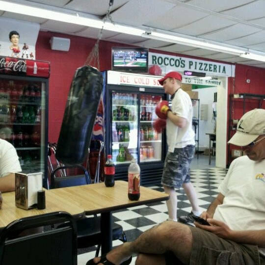 Foto scattata a Rocco&#39;s Pizzeria da Keith D. il 5/20/2012