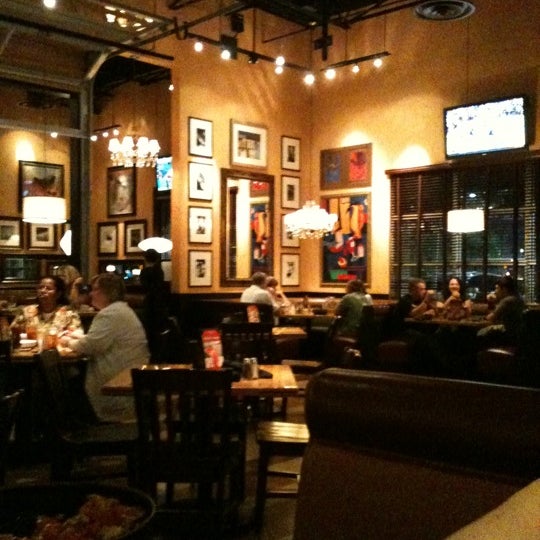 Photo taken at BJ&#39;s Restaurant &amp; Brewhouse by Manolo C. on 2/25/2011