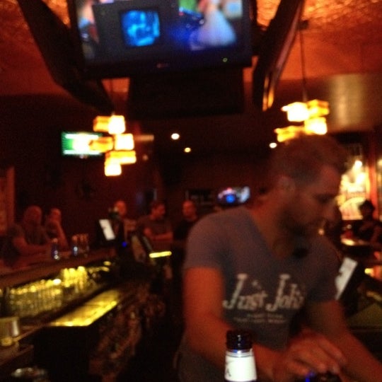 รูปภาพถ่ายที่ Just John&#39;s Nightclub โดย Shaun M. เมื่อ 8/27/2012