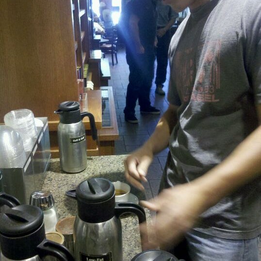 รูปภาพถ่ายที่ Peet&#39;s Coffee &amp; Tea โดย Justin S. เมื่อ 9/15/2011