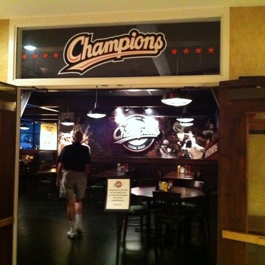 Foto tomada en Champions Restaurant &amp; Sports Bar  por Derek R. el 5/7/2011