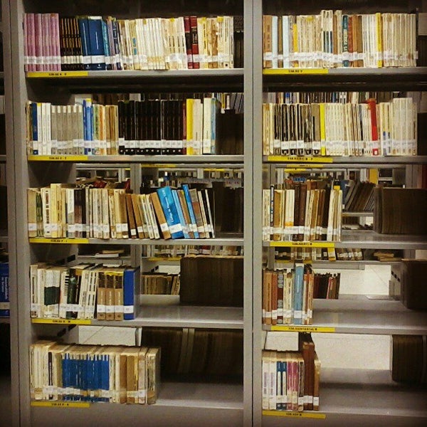4/18/2012 tarihinde Raul M.ziyaretçi tarafından BCZM - Biblioteca Central Zila Mamede'de çekilen fotoğraf