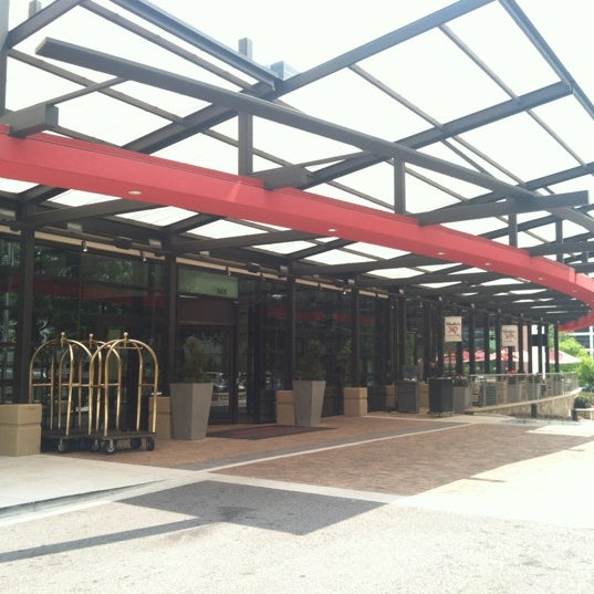 รูปภาพถ่ายที่ Atlanta Marriott Buckhead Hotel &amp; Conference Center โดย Mextaliana เมื่อ 4/17/2012