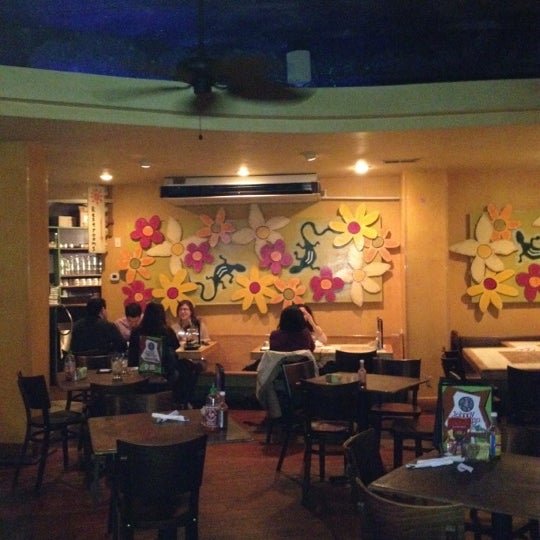 Foto tomada en Johnny Mango World Café &amp; Bar  por Dana R. el 10/18/2011