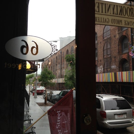 Foto scattata a Water Street Restaurant and Lounge da Elizabeth O. il 5/21/2012