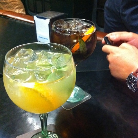 Das Foto wurde bei La Ruleta Gin Tonic Bar Madrid von Carolina T. am 9/8/2011 aufgenommen