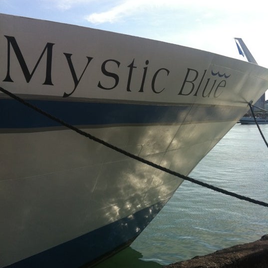 Снимок сделан в Mystic Blue Cruises пользователем Deborah N. 8/27/2011