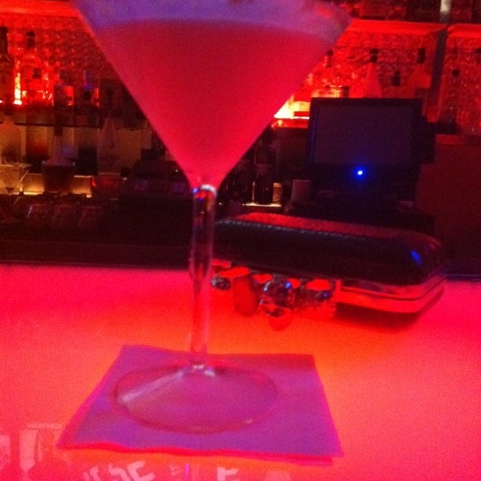 Снимок сделан в Mingles Martini Bar &amp; Grill пользователем Jean P. 8/26/2012