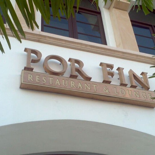 Foto diambil di Por Fin Restaurant &amp; Lounge oleh Paolo pada 9/15/2011