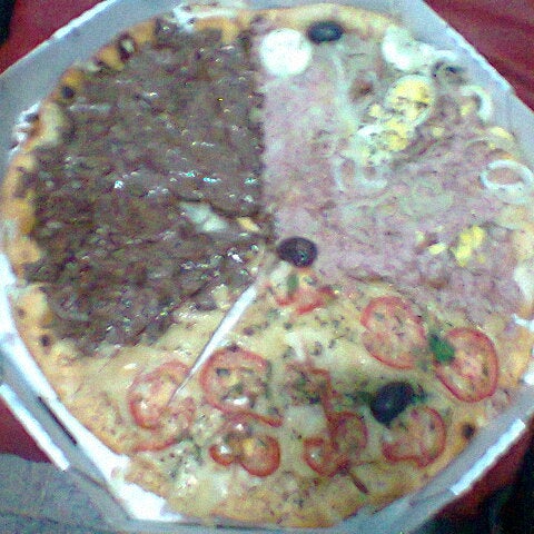 Pizza de Chocolate, portuguesa e mussarela.