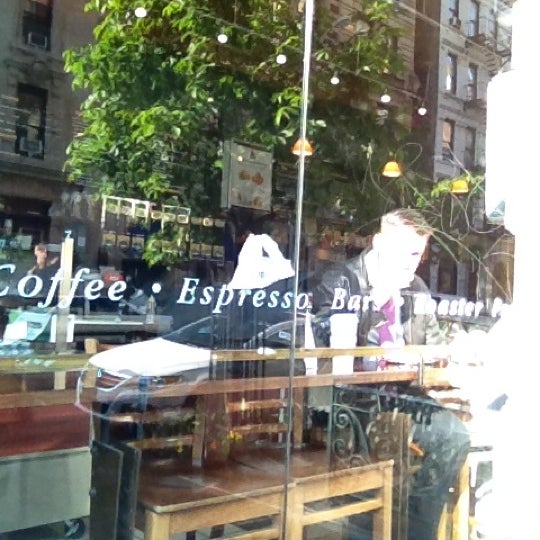 5/10/2012にJoe B.がWorld Coffeeで撮った写真