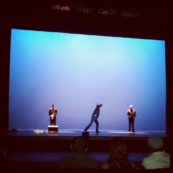 Foto diambil di Imperial Theatre oleh Jeff R. pada 6/1/2012