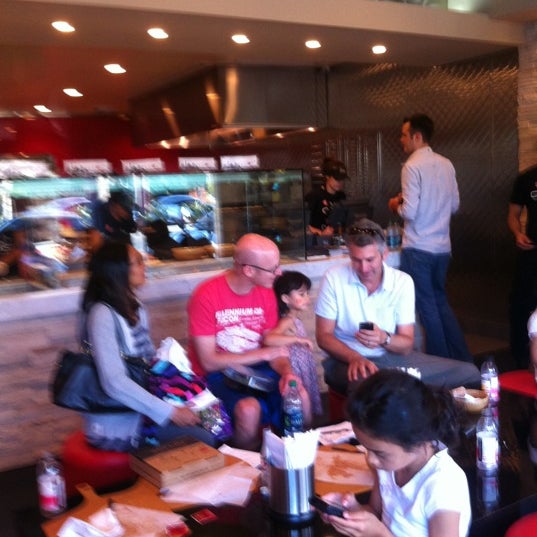 6/9/2012 tarihinde Jed C.ziyaretçi tarafından Crust Gourmet Pizza Bar'de çekilen fotoğraf