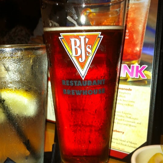 Photo taken at BJ&#39;s Restaurant &amp; Brewhouse by Anna J. on 10/6/2011