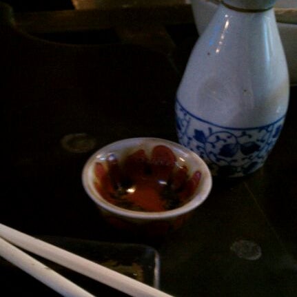 Foto tirada no(a) Zilla Sake (Sushi &amp; Sake) por brent w. em 8/16/2011