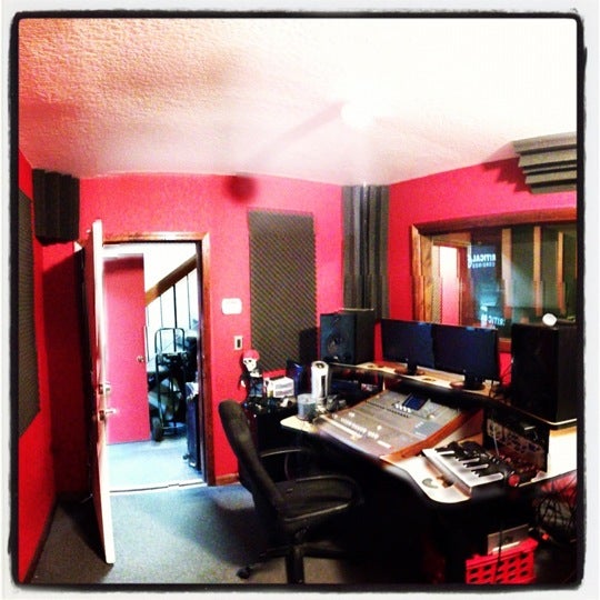 Foto diambil di Critical Recording Studio oleh Brian B. pada 3/17/2012