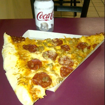 Снимок сделан в Big Slice Pizza пользователем Pretti M. 1/26/2012